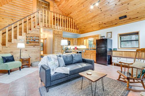 Hike, Fish & More: Cozy Cabin w/ Patio in Murphy!, Murphy (fotografie 5)