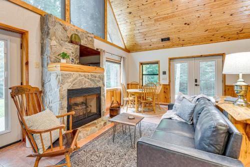Hike, Fish & More: Cozy Cabin w/ Patio in Murphy!, Murphy (fotografie 2)