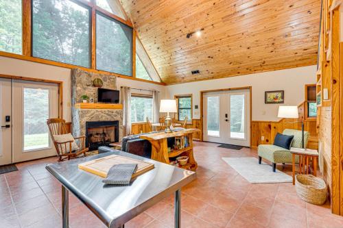 Hike, Fish & More: Cozy Cabin w/ Patio in Murphy!, Murphy (fotografie 8)