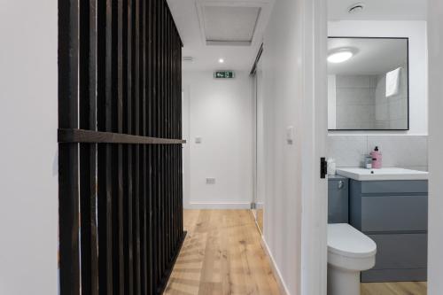 Holyrood Central Apartment - image 8