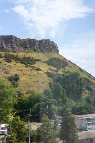 Holyrood Central Apartment - image 5