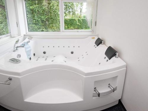 Spa, 10 person holiday home in Juelsminde-By Traum in 尤爾斯明納鎮中心