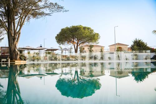 . Castelo Suites Hotel