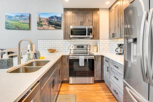 Ski-InandSki-Out Gemini Lift Access! Home with Hot Tub in Winter Park