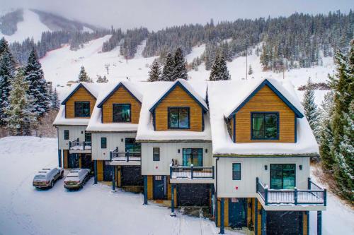 Ski-InandSki-Out Gemini Lift Access! Home with Hot Tub in Winter Park