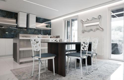 Luxury modern apartment on the lake in อิสเซโอ
