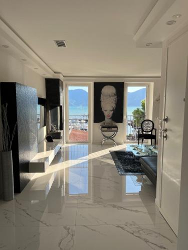 Luxury modern apartment on the lake in อิสเซโอ