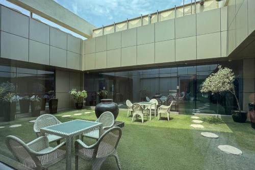 Garden, Modern Studio in the Heart of Sports City in Dubai Sports City