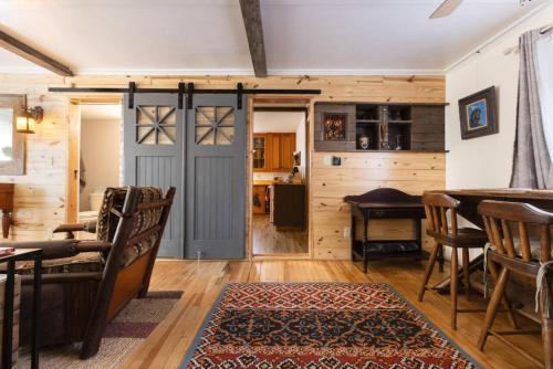 Cozy Cabin Style Apt Private 1st Flr 1 Bdrm in 托靈頓