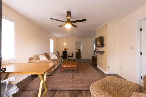 Private Classy 2nd Flr 3 Bed Apt Near Downtown in 托靈頓