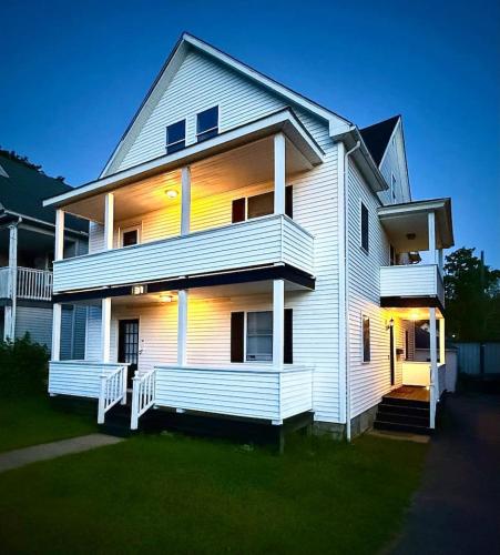 Private Classy 2nd Flr 3 Bed Apt Near Downtown in 托靈頓