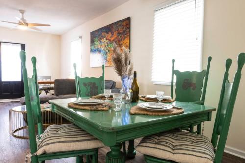 Private Modern 1st Flr 3 Bed Apt Close to Downtown in 托靈頓