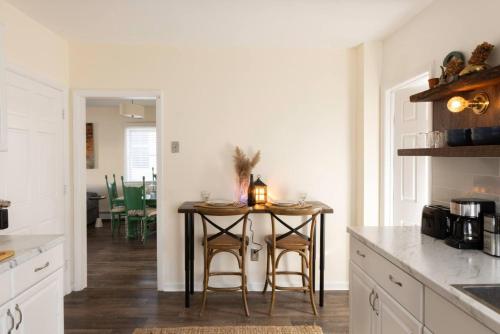 Private Modern 1st Flr 3 Bed Apt Close to Downtown in 托靈頓