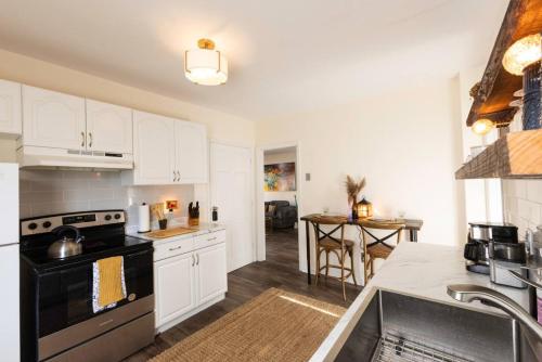 Private Modern 1st Flr 3 Bed Apt Close to Downtown in 托靈頓