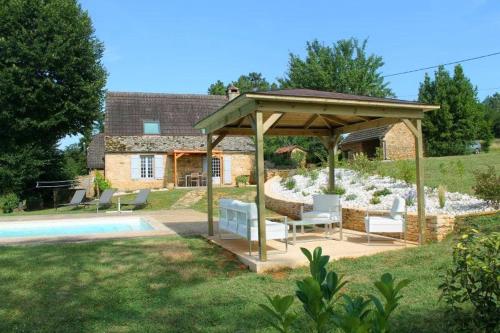 Les Mazaux avec piscine chauffée au nord de Sarlat gîte à louer Peytivie