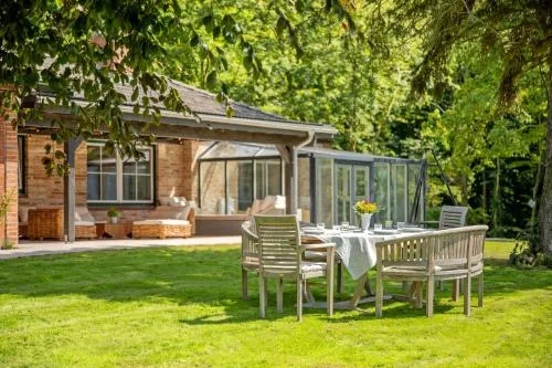 GUT KLETKAMP "Finkenhaus" - Idyllisch freistehendes Landhaus mit 3 Schlafzimmern und fantastischem Ausblick I 8 Personen I Offener Kamin I Garten I Wintergarten I Große Terrasse I Ruhig am Waldrand I Parkplätze I WLAN in Kletkamp, Deutschland