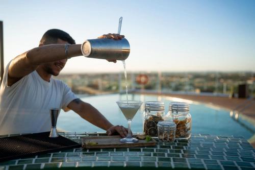 Castelo Suites Hotel - image 2