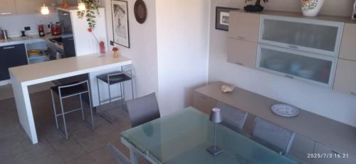 Beautiful house of glass at sea in ปอร์โตฟีโน่