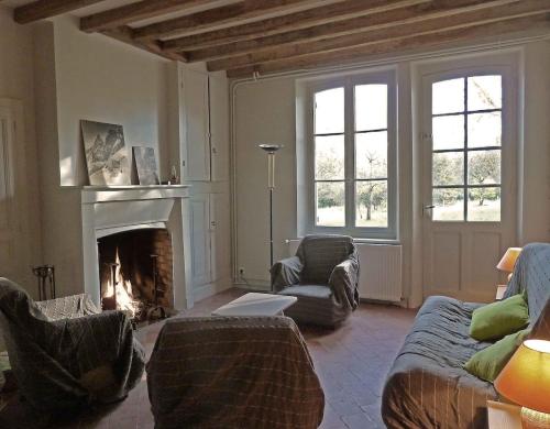 Gîte les Barillots en pleine nature 14 personnes (Gite les Barillots en pleine nature 14 personnes) in Saint-Julien-Du-Sault