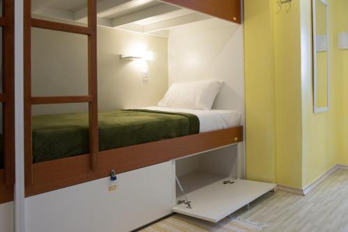 2 bunk beds