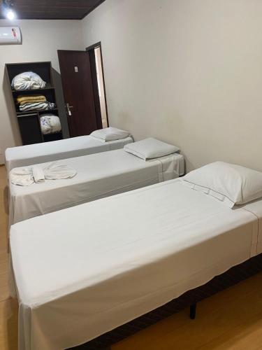 3 twin beds