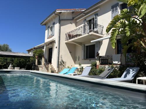 Très Bel Appartement de 120m2 Spacieux et lumineux dans villa avec piscine