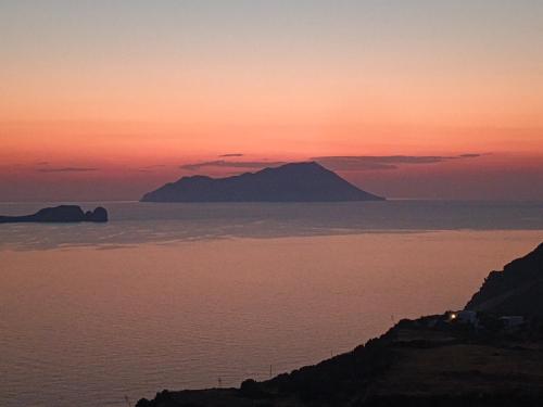 The real cave in מילוס אילנד