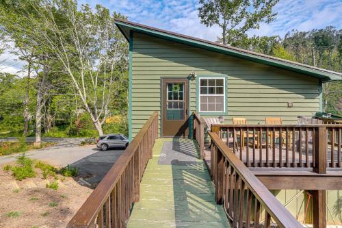 Blue Ridge Retreat w/ Deck: Hike, Sip & Explore! in Маріон (Північна Кароліна)