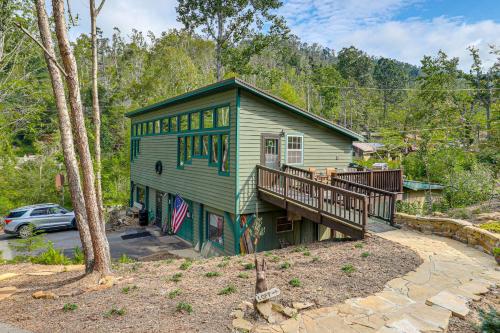 Blue Ridge Retreat w/ Deck: Hike, Sip & Explore! in Маріон (Північна Кароліна)