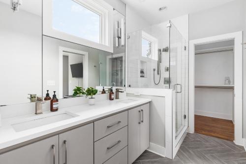 Modern Luxury with Rooftop Deck, 3 mi to Downtown in Nashville, USA