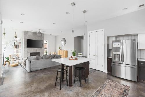 Modern Luxury With Rooftop Deck, 3 Mi To Downtown - Nashville, TN