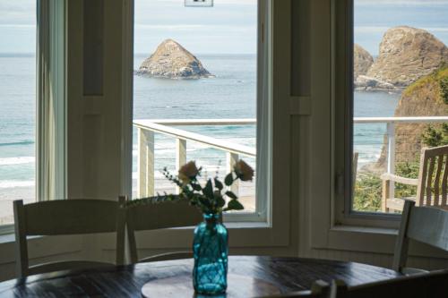 Berni's Ocean View Castle - The Crow's Nest in Oceanside (OR)