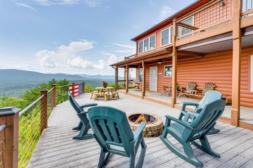 Mtn-View Cabin Deck and Pets Welcome in Murphy in Murphy, USA
