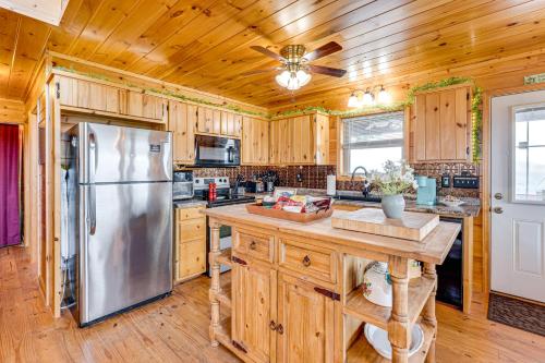 Mtn-View Cabin Deck and Pets Welcome in Murphy in Murphy, USA