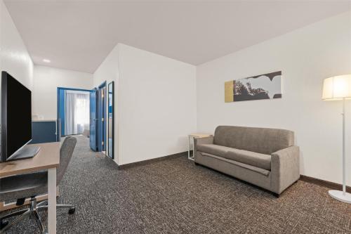Country Inn & Suites by Radisson Homewood AL - image 9