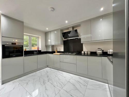 Wonderful 5 Bed Windsor, Private Garden, Driveway Parking, Legoland, Windsor (foto 3)