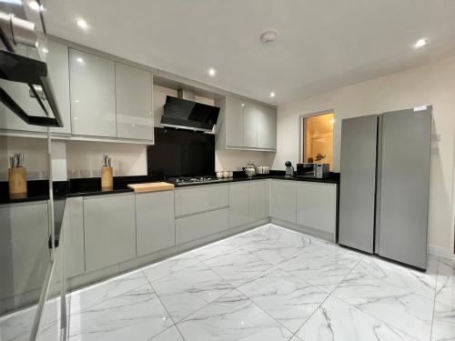 Wonderful 5 Bed Windsor, Private Garden, Driveway Parking, Legoland, Windsor (foto 8)