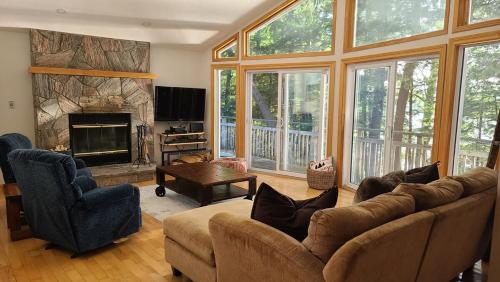 Muskoka Sunset Heaven Lakefront Retreat in Bracebridge (ON)