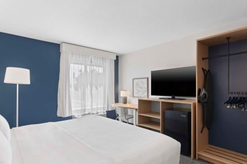 Spark by Hilton Orlando near SeaWorld - image 15