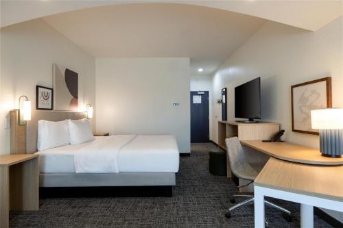 La Quinta Inn & Suites by Wyndham Hammond - image 6
