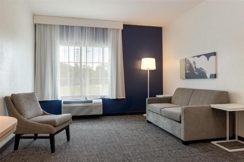 La Quinta Inn & Suites by Wyndham Hammond - image 13