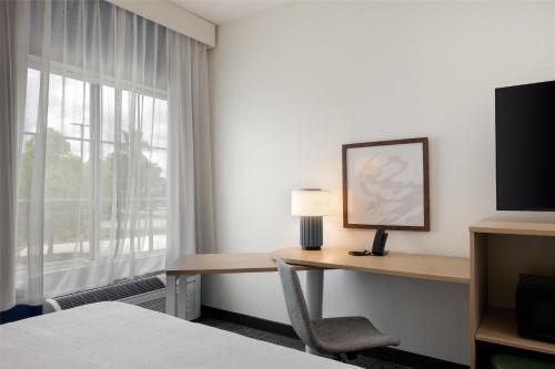La Quinta Inn & Suites by Wyndham Hammond - image 14
