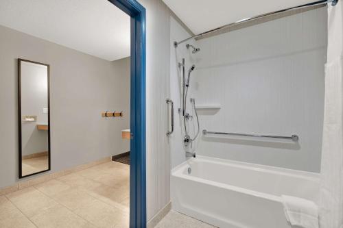 Comfort Inn Plymouth - image 9