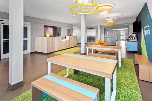 Microtel Inn & Suites by Wyndham Rochester South Mayo Clinic - image 7
