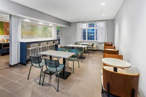 Microtel Inn & Suites by Wyndham Rochester South Mayo Clinic - image 8