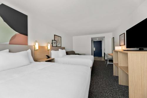 2 queen beds, 1 sofa bed