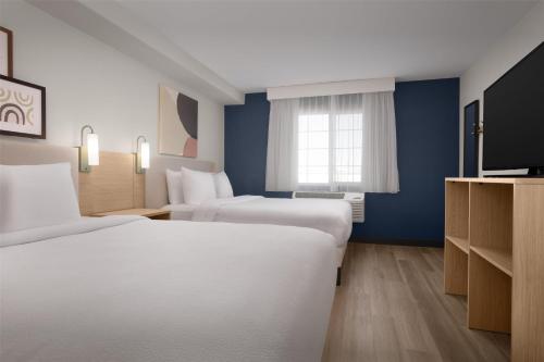 2 queen beds, 1 sofa bed