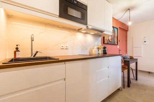 Kitchen, Apollonia Visage du Monde - Clim - Parking - Tram a 2min near Pharmacie de Richter