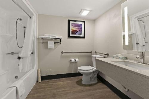 Red Roof Inn Lavonia - image 11