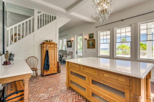 Luxe Pine Island Living Historic Old Florida Gem! in Bokeelia